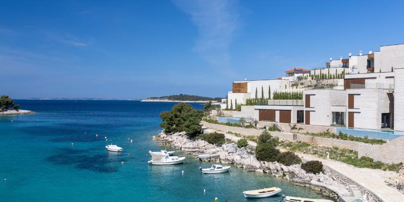 Mediterranean lifestyle in an impressive seaside setting – Villa V1