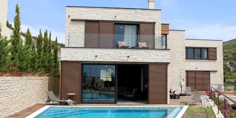 Mediterranean lifestyle in an impressive seaside setting – Villa V7