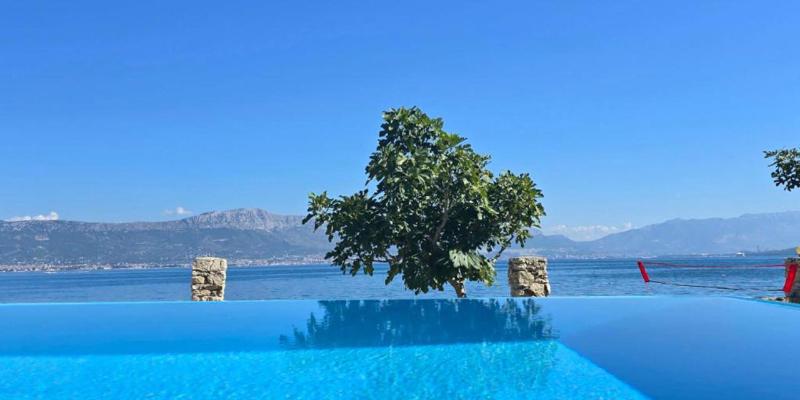 Izuzetna nekretnina u prvom redu do mora na izvrsnoj lokaciji 