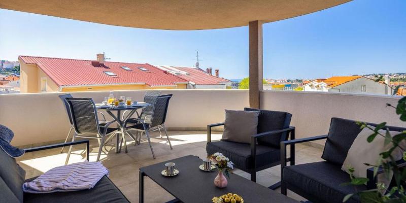 Top floor apartment with gorgeous covered terrace