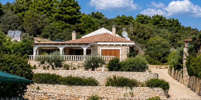 Autentična dalmatinska kamena vila na samoj plaži